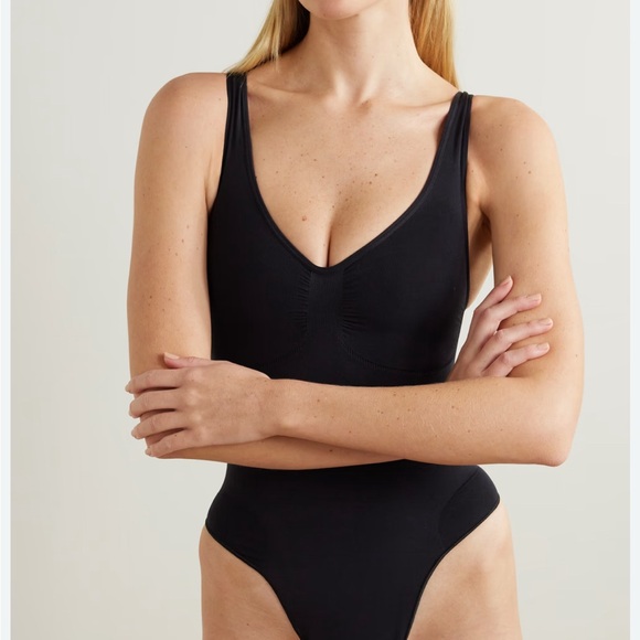 SKIMS Tops - Skims Seamless Sculpt Scoop Neck Thong Bodysuit